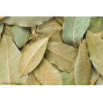Les feuilles de laurier biologique sont de forme ovale allongée, avec des bords lisses et un contour légèrement ondulé. Elles sont de couleur vert olive foncé. Les feuilles de laurier sont une épice courante utilisée dans la cuisine méditerranéenne et du Moyen-Orient.