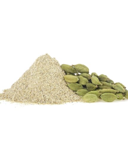 Cardamome moulue bio accompagnée de gousses de cardamome verte.